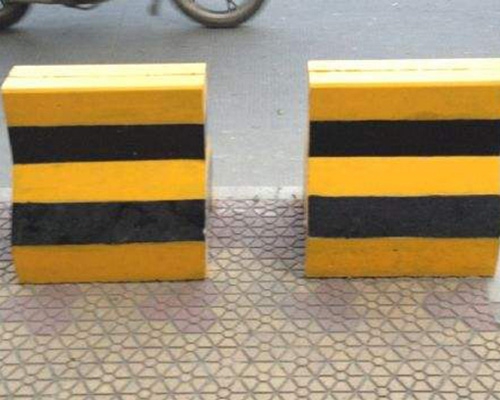馬路隔離墩